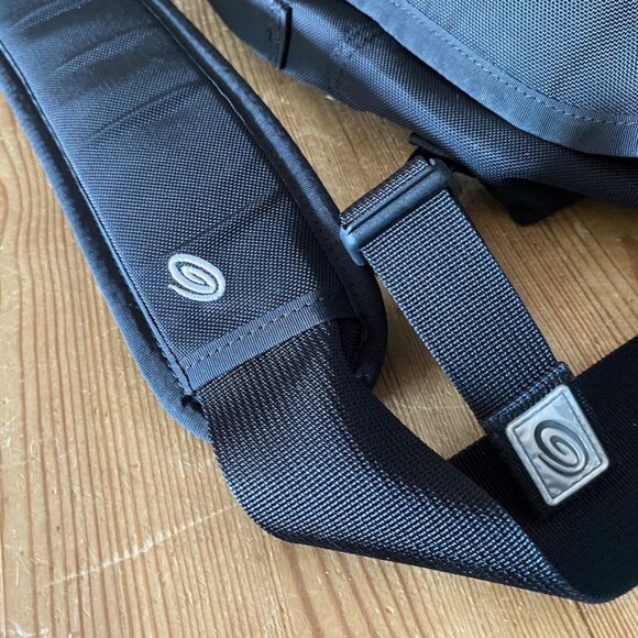 Timbuk2 Classic Messenger Bag with laptop sleeve -- medium -- black - Picture 3 of 14